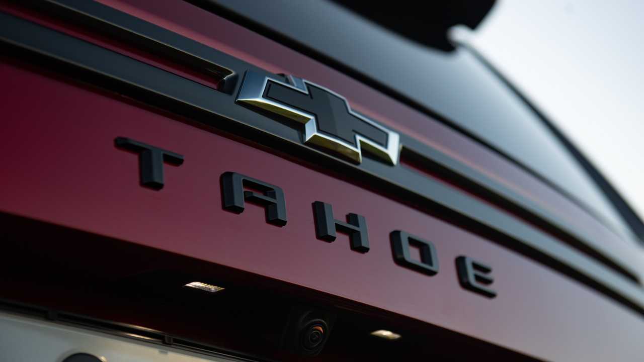 Chevrolet Tahoe, шильд и эмблема на пятой двери