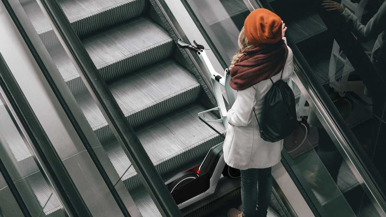 BMW Concept Clever Commute auf der Rolltreppe