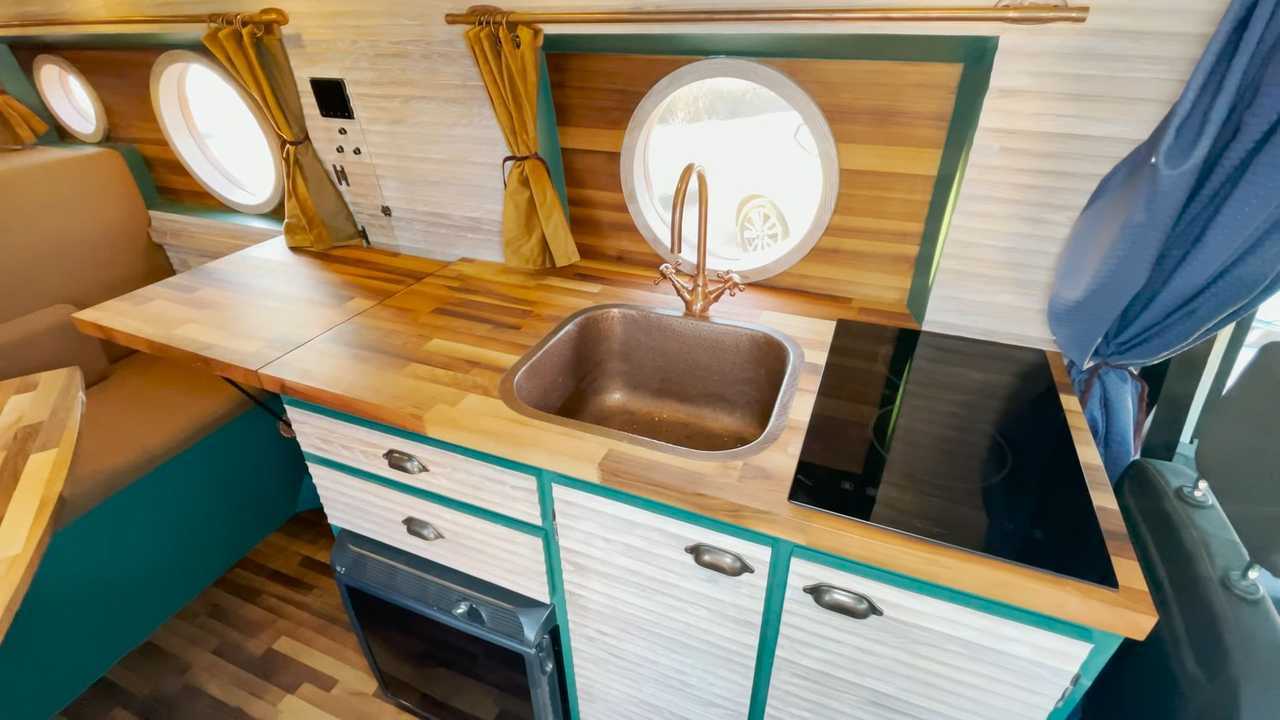Ford Transit camper inspirada en yate