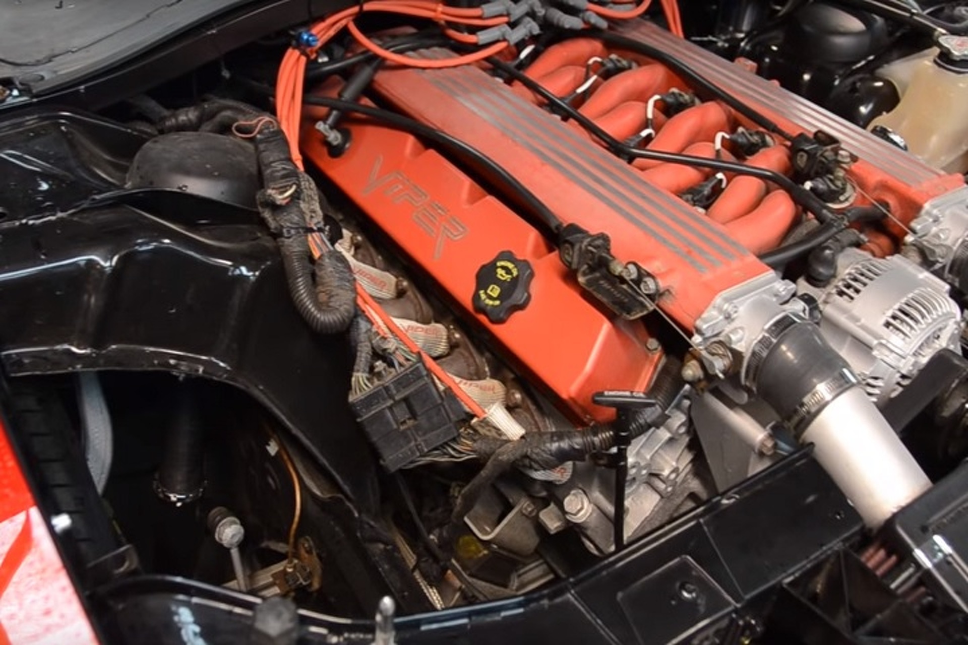 Watch a V-10 Chrysler 300C Drift Car Take the Track