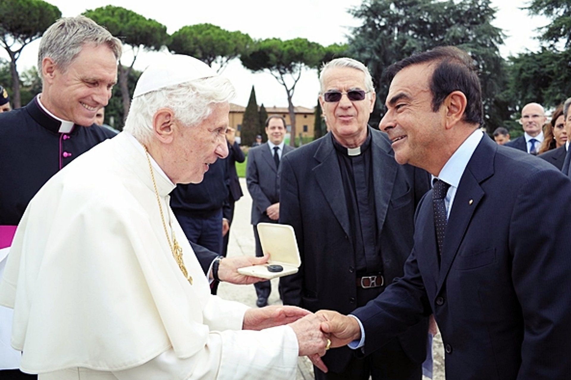 Pope Goes Green with Electric Renault Kangoo Weekend Car