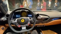 Ferrari F8 Spider'ın Londra'daki Bir Bayide Yakın Çekim Görüntüleri
