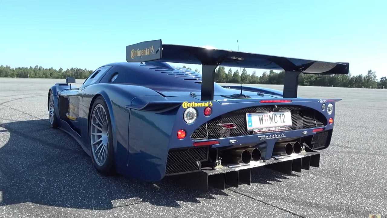 Maserati MC12 Corsa de calle acelerando a fondo
