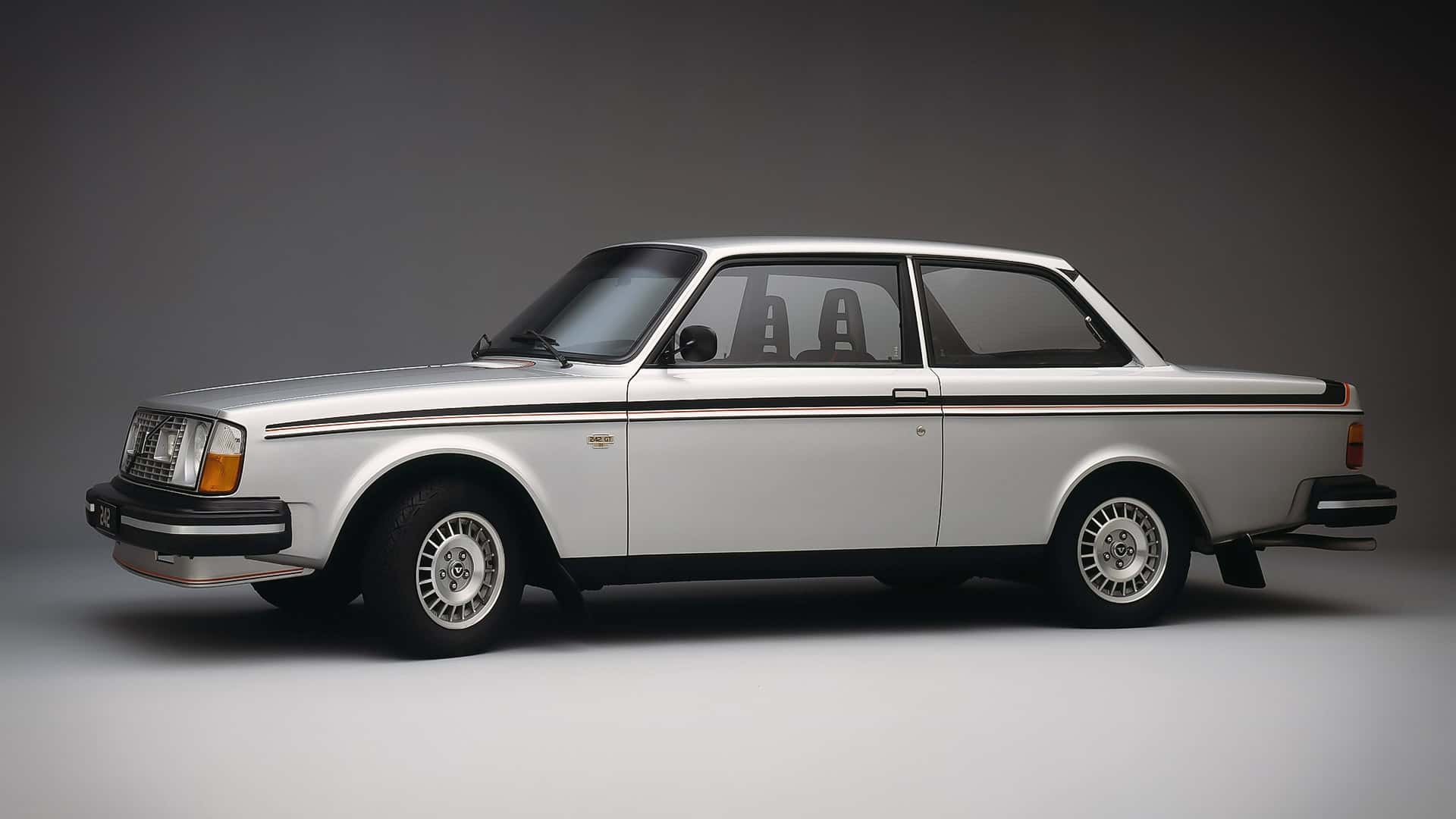 Volvo 240 (1974-1993) : A Swedish legend on wheels