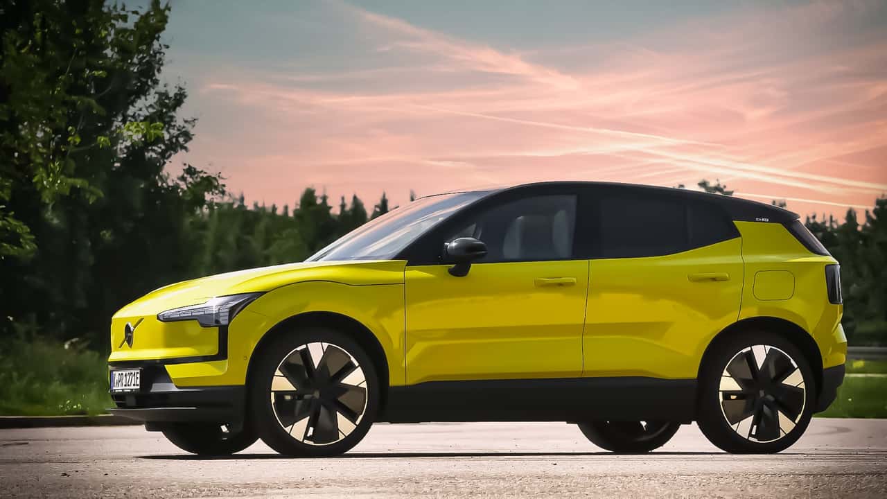Volvo EX30 Single Extended Range Ultra (2024) in Moss Yellow