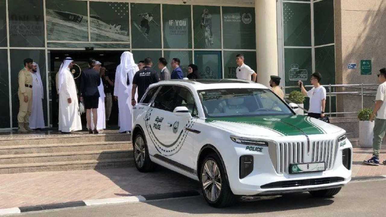 Полиция Дубая и ее Hongqi E-HS9