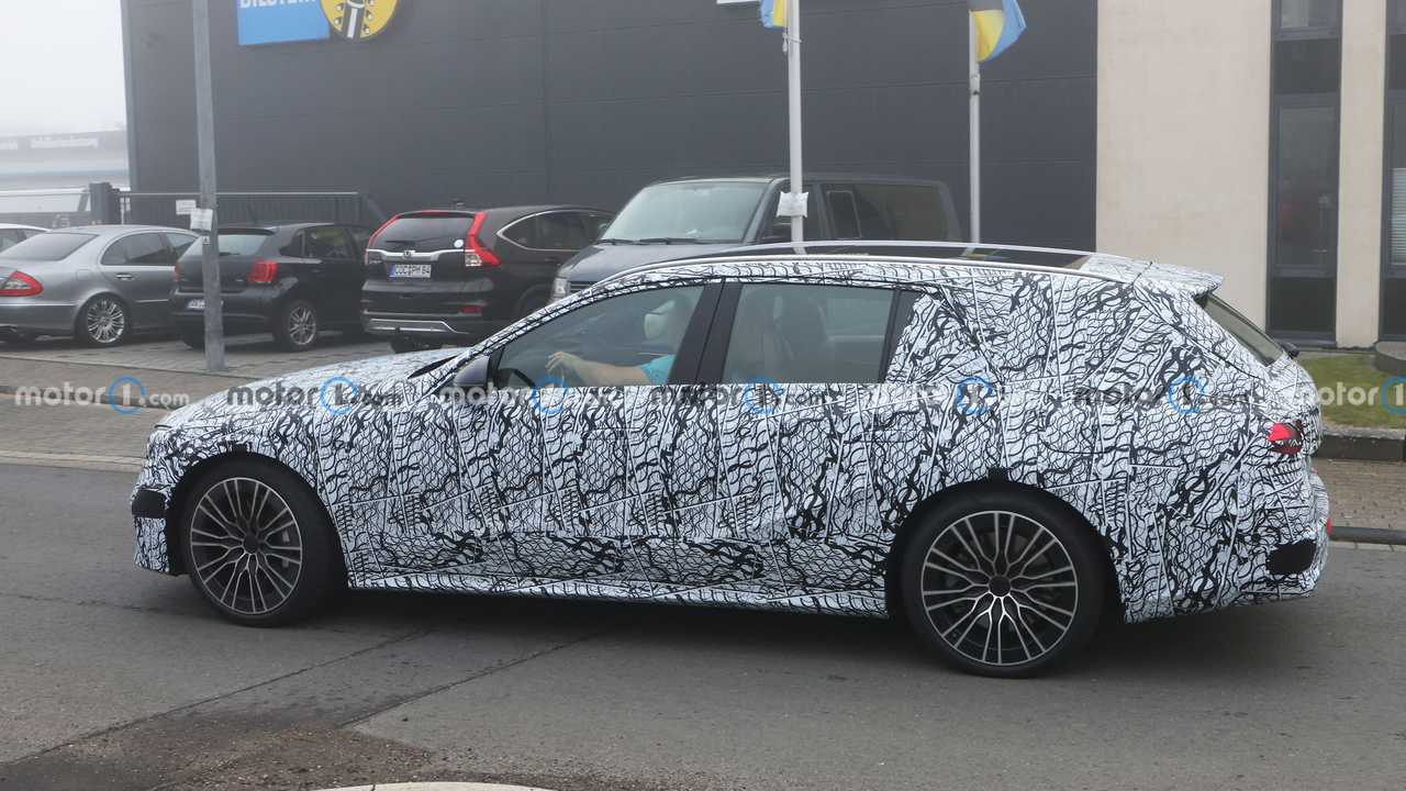 Nuova Mercedes Classe E SW ibrida plug-in, le foto spia