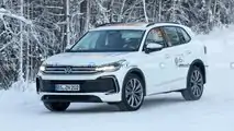 Neue Erlkönigbilder des VW Tiguan (2023) in weiß vom 15.12.2022