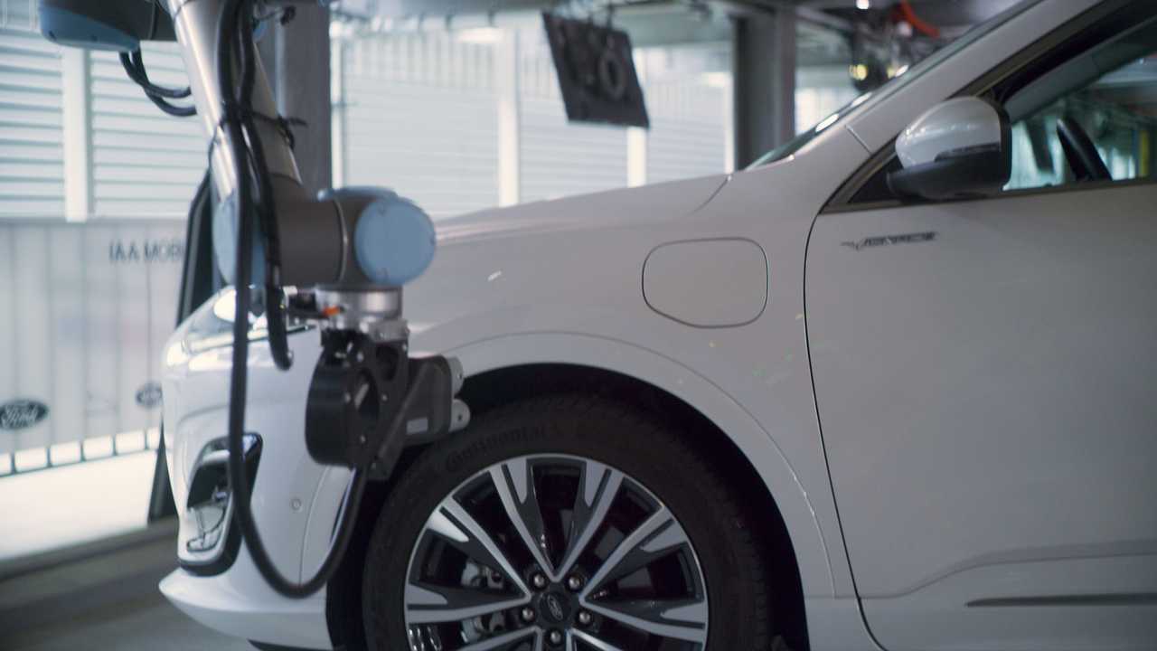 Ford Automated Valet Parking mit Aufladen per Roboterarm