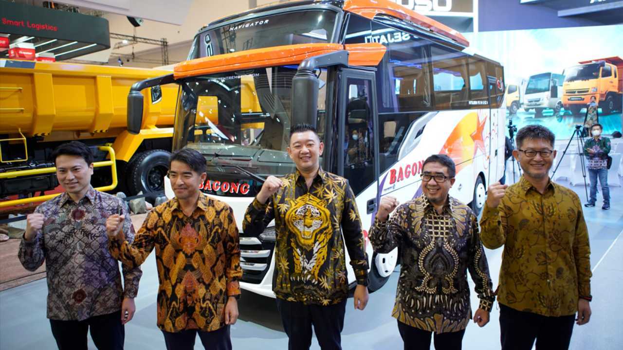 KTB Serahkan Fuso Canter