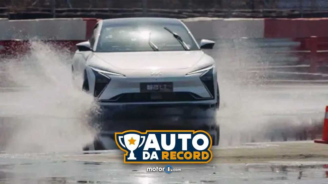copertina auto da record drift sul bagnato