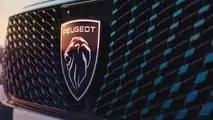 Immagini ufficiali della Peugeot E-3008 2024