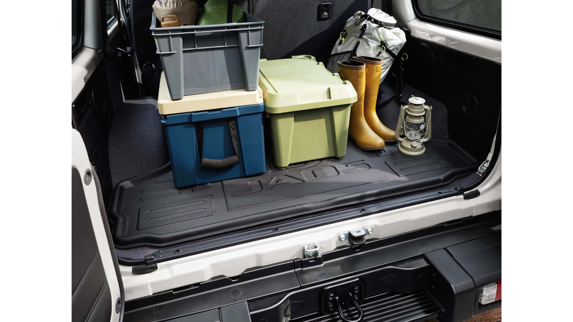 https://cdn.motor1.com/images/mgl/YAGEXr/s1/2024-toyota-land-cruiser-70-series-jdm.jpg