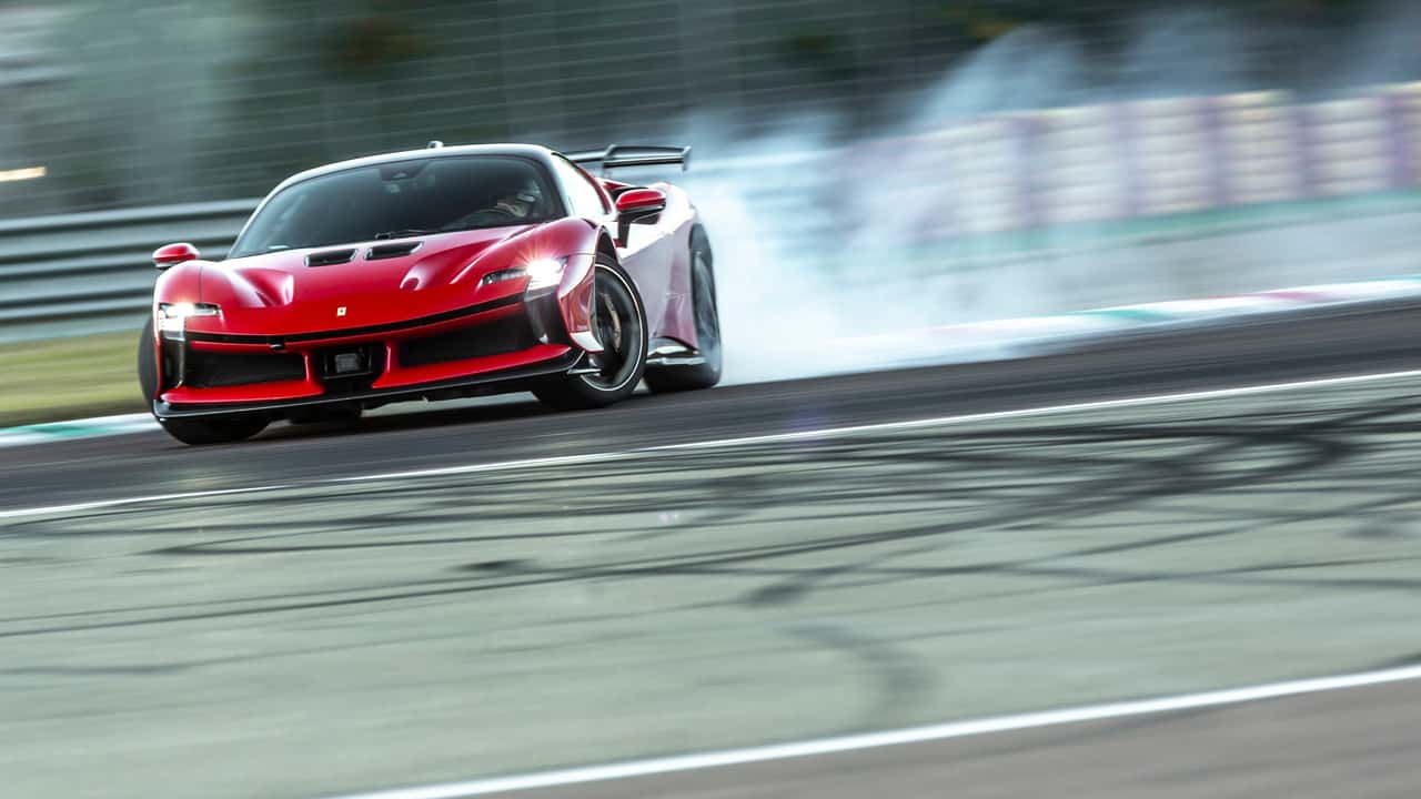 Ferrari SF90 XX Stradale, Fiorano pistinde yol otomobilleri için en hızlı turu ayarladı