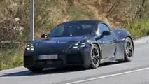Porsche 718 Boxster elettrica, le foto spia coi fari di serie
