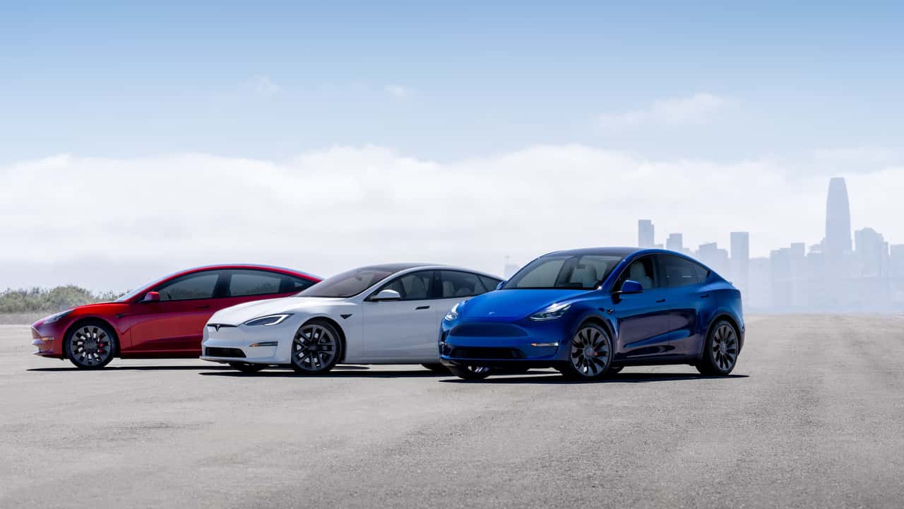 Tesla-Modelle vor Stadt-Silhouette (Symbolbild)