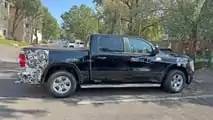 Foto spia con vista laterale del Ram 1500 Facelift