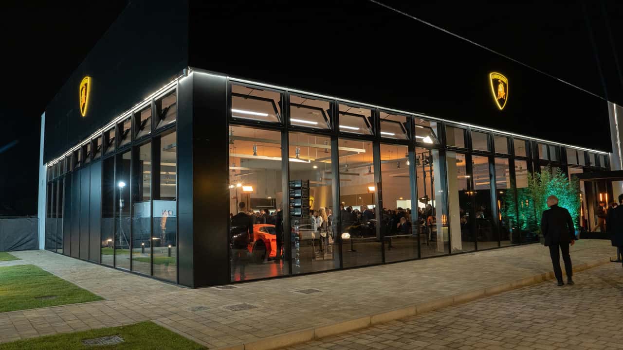 Lamborghini sbarca a Torino: aperto il settimo showroom italiano