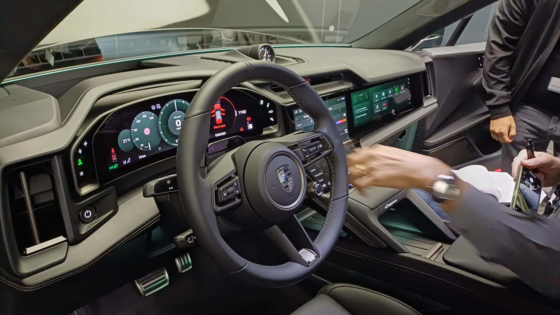 porsche-cayenne-electric-das-cockpit.jpg