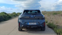 BMW iX3 50 xDrive (2026): A traseira lembra o rosto de um alienígena.