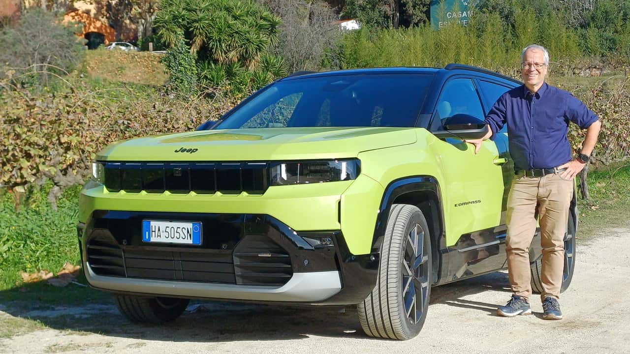 Jeep Compass Elektro mit Autor Stefan Leichsenring
