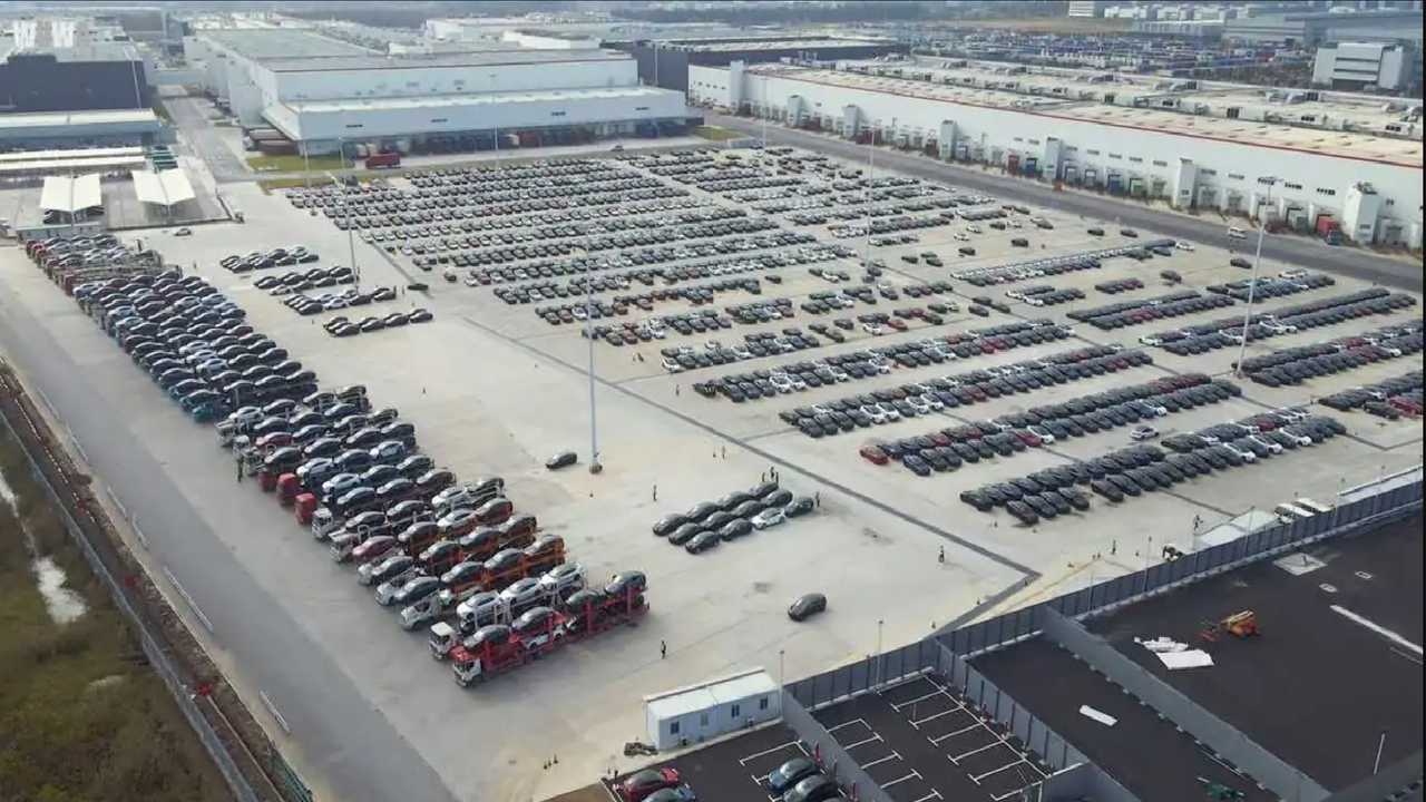 Tesla Şangay fabrikası garaj
