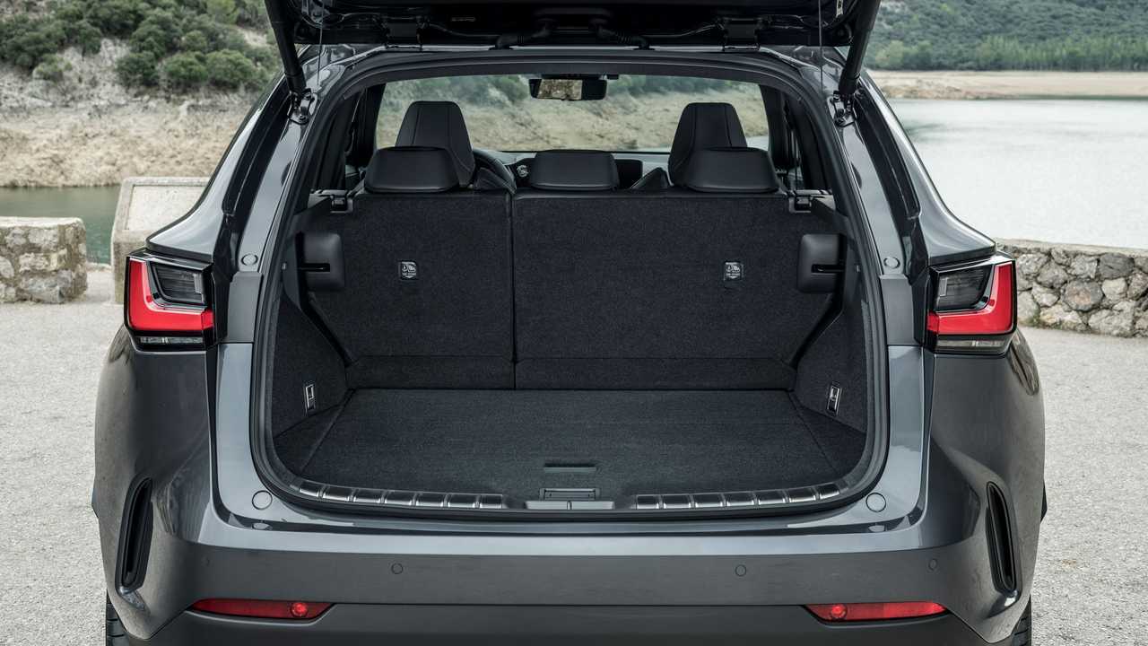 Lexus NX, багажник
