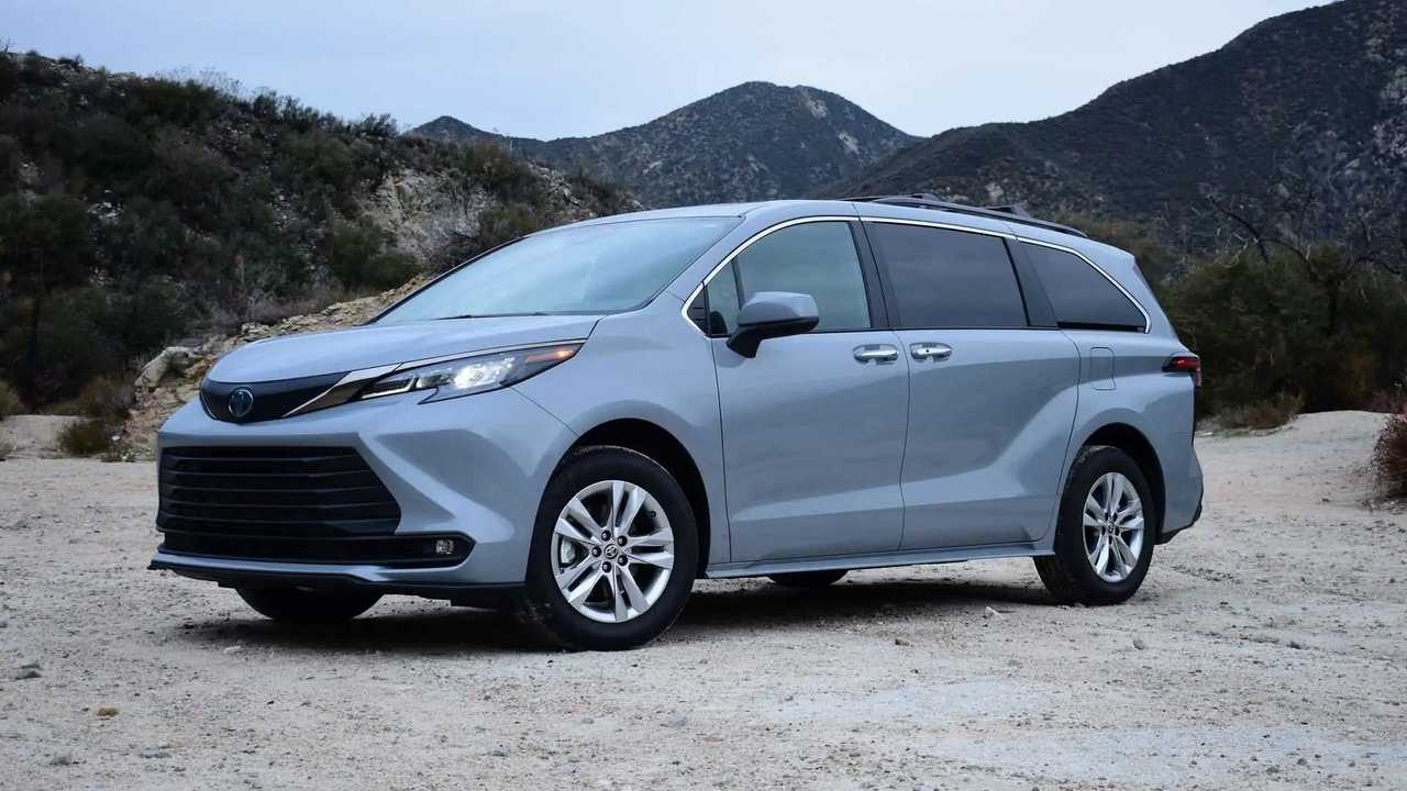 2022 Toyota Sienna Woodland Edition Exterior Front Quarter