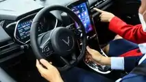 Customers learn about the features of VinFast VF e34 before driving off the production line_2