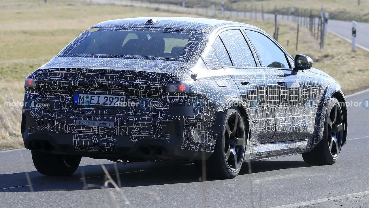 La prossima generazione di BMW M5 impegnata durante i test al Nurburgring