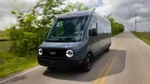 Furgone elettrico per consegne Amazon Rivian EDV su strada