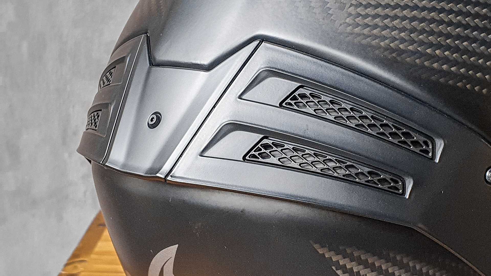 shark-spartan-rs-carbon-skin.jpg