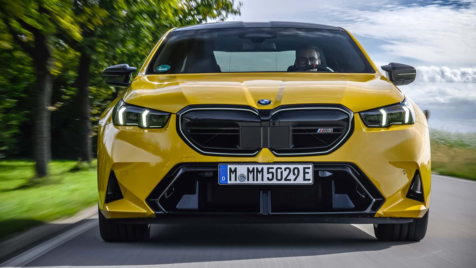 https://cdn.motor1.com/images/mgl/YAg6ke/s1/bmw-m5-2024-im-test.jpg