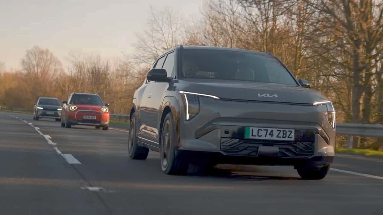 Kia EV3, Mini Aceman und Skoda Elroq hintereinander (Screenshot aus dem Video von WhatCar)