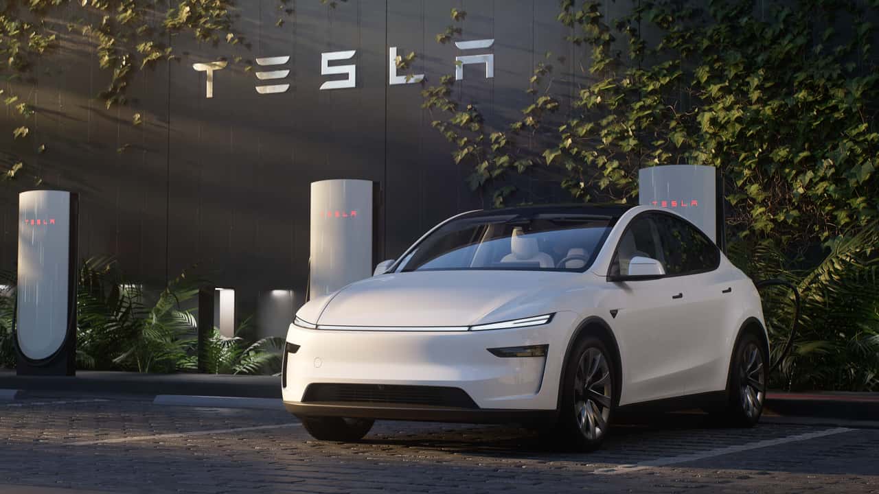 Tesla Model Y (2025) in ricarica su un compressore