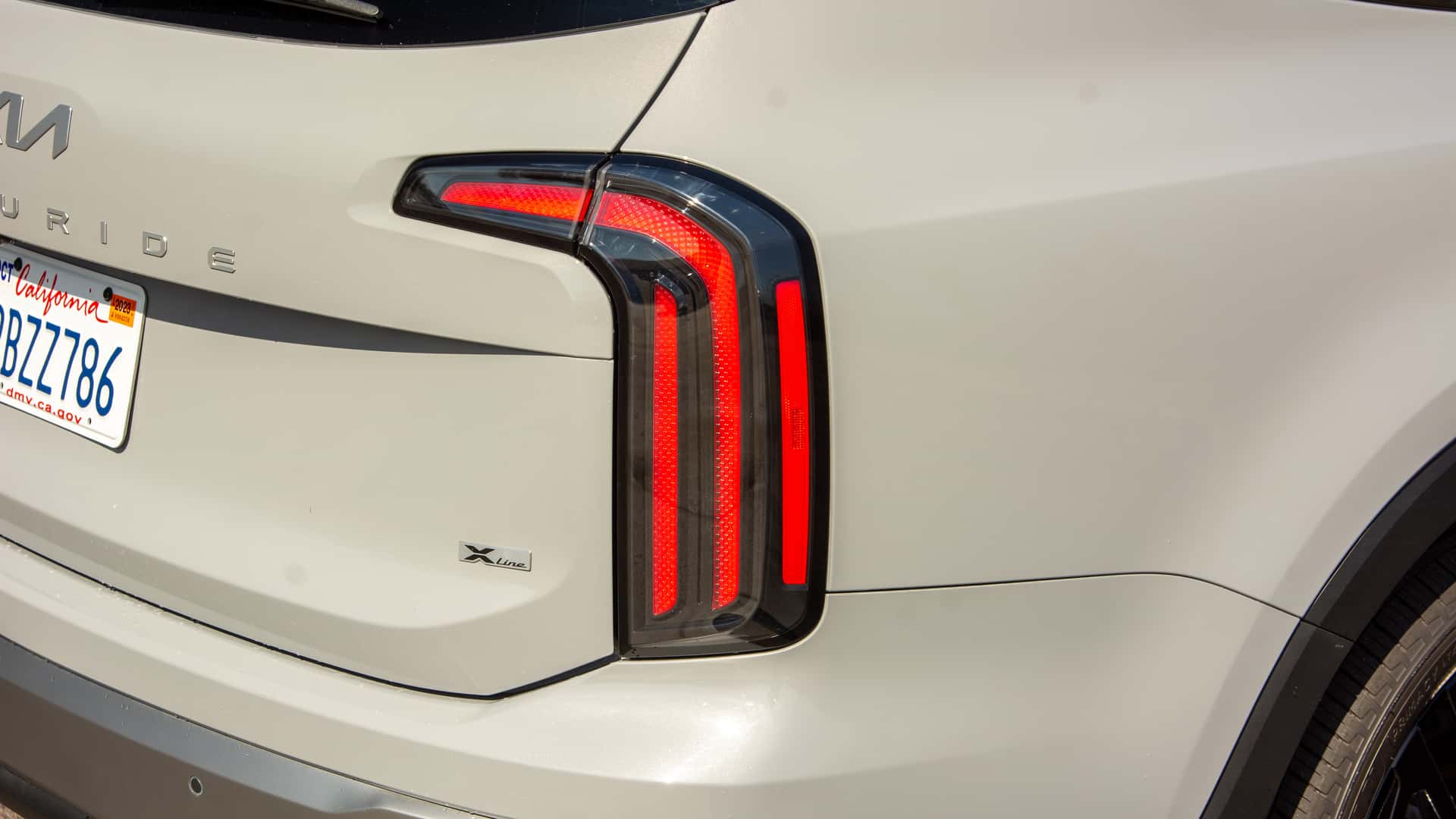 https://cdn.motor1.com/images/mgl/YAlGKJ/s1/2023-kia-telluride-exterior.jpg