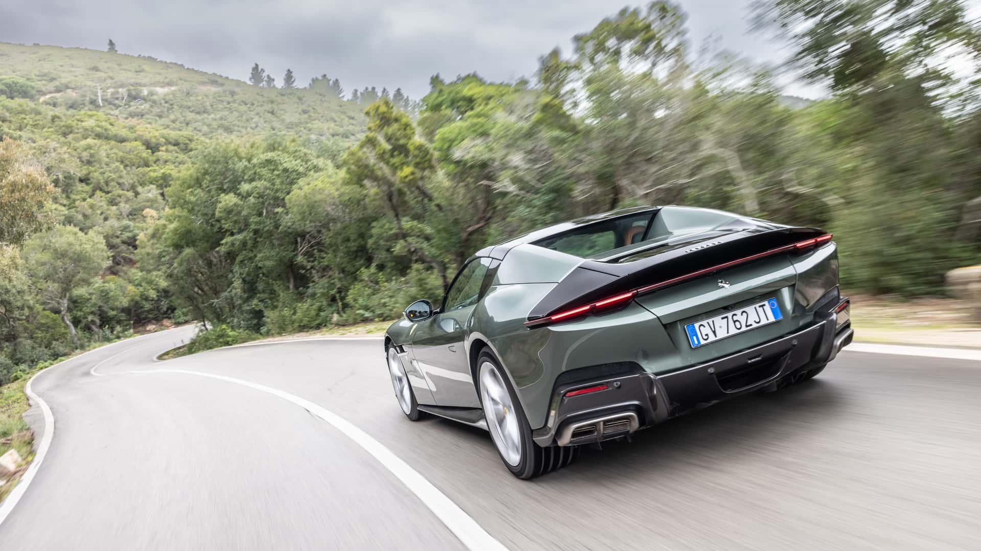https://cdn.motor1.com/images/mgl/YAqWAv/s1/2025-ferrari-12cilindri-spider-first-drive-review.jpg