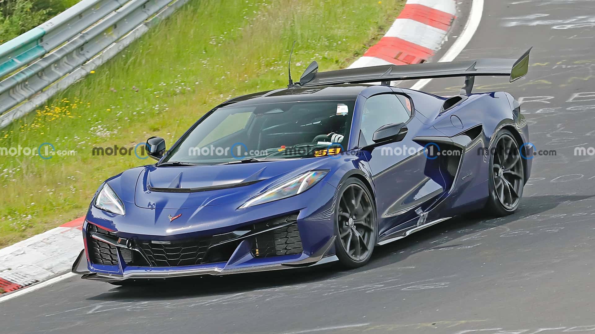 https://cdn.motor1.com/images/mgl/YAqZQq/s1/2026-chevrolet-c8-corvette-zora-spy-shots-undisguised-exterior-16.jpg