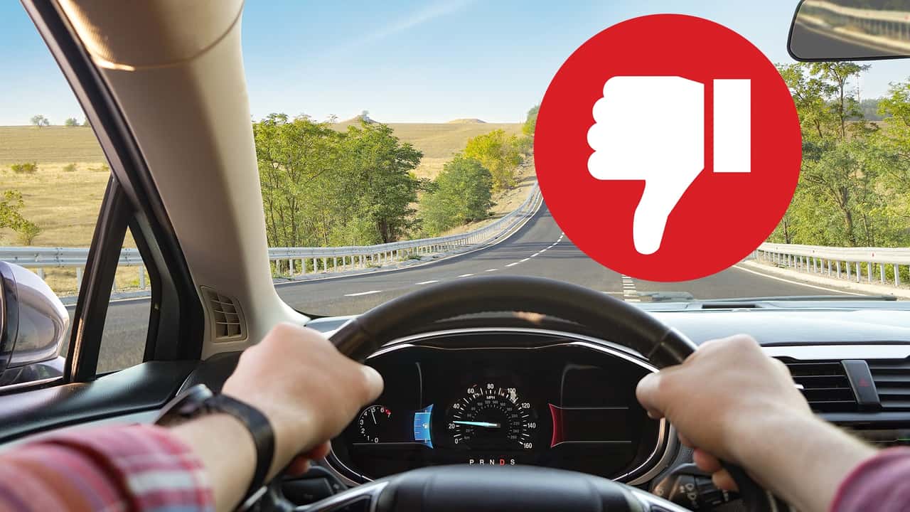 Molti li fanno, ma vanno evitati: i 5 errori più comuni al volante