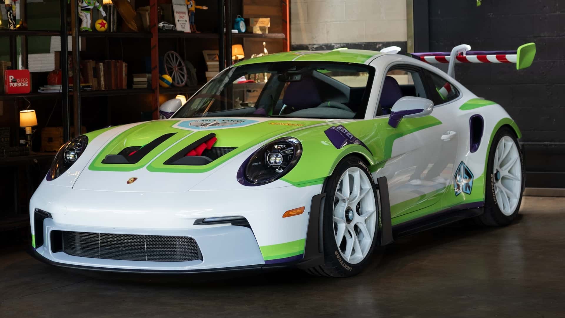https://cdn.motor1.com/images/mgl/YAzEqw/s1/porsche-and-pixar-toy-story-collaboration.jpg