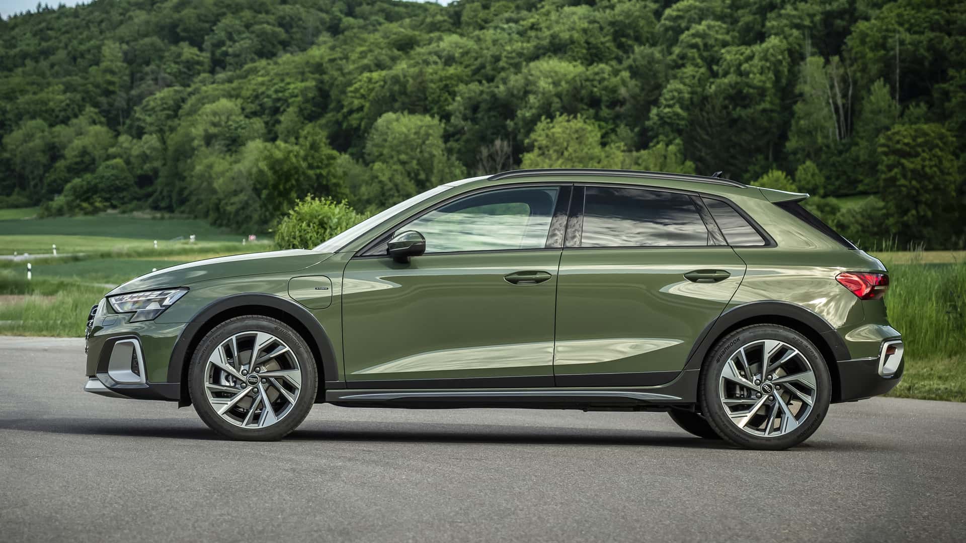 https://cdn.motor1.com/images/mgl/YAzZ9e/s1/audi-a3-allstreet-e-hybrid-2026.jpg