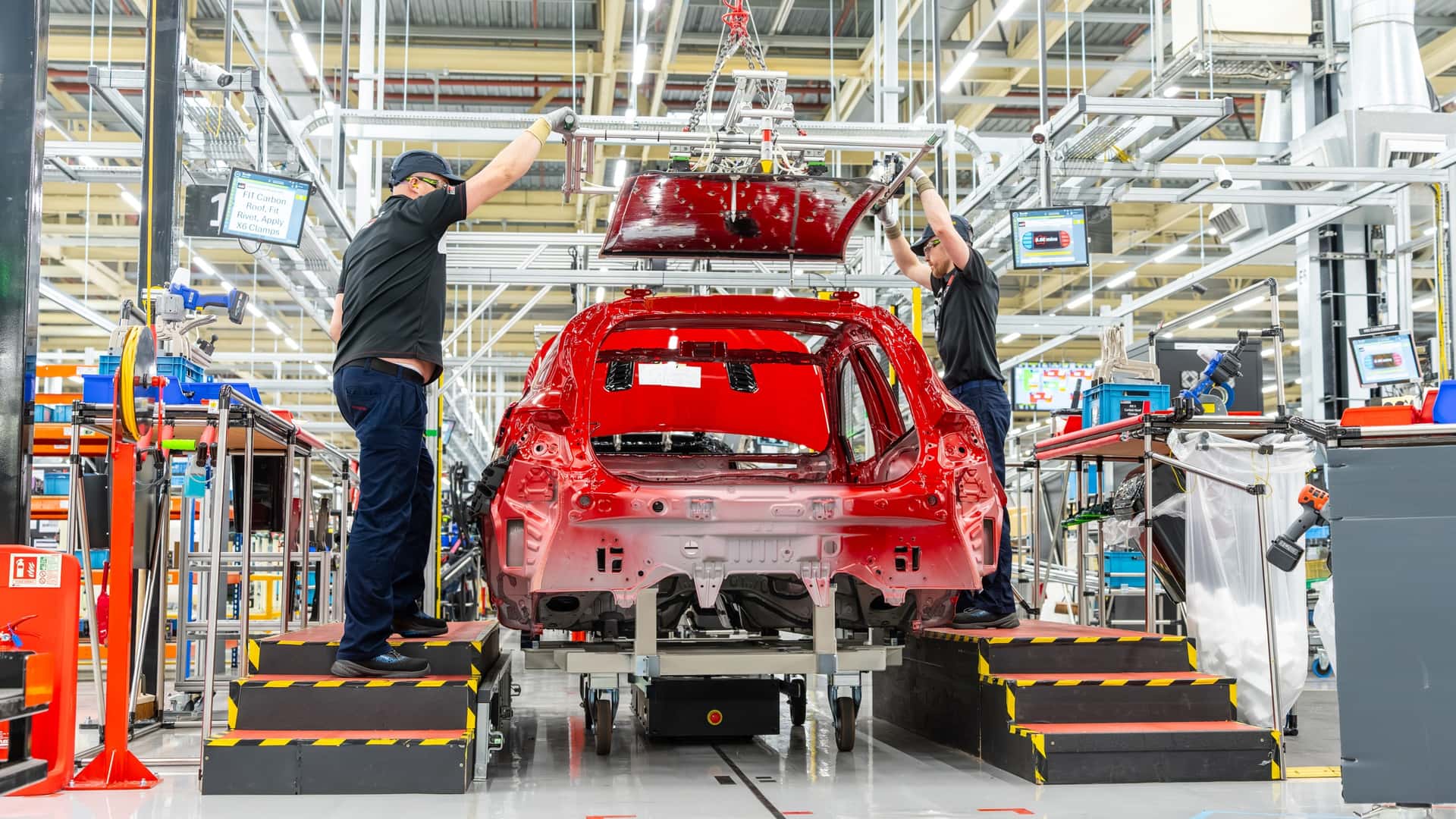 https://cdn.motor1.com/images/mgl/YAzk2w/s1/toyota-gr-corolla-uk-plant-tour.jpg