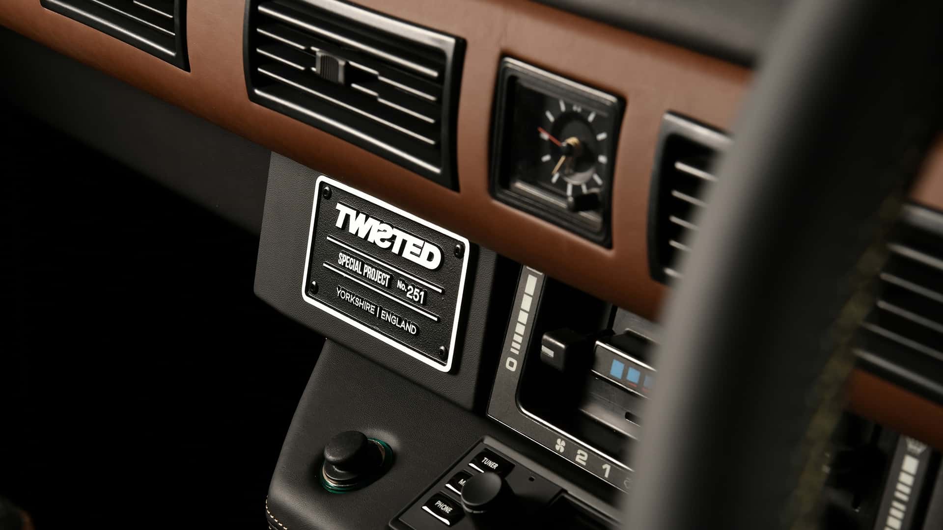 https://cdn.motor1.com/images/mgl/YAzkmj/s1/twisted-range-rover-classic-restomod-review.jpg