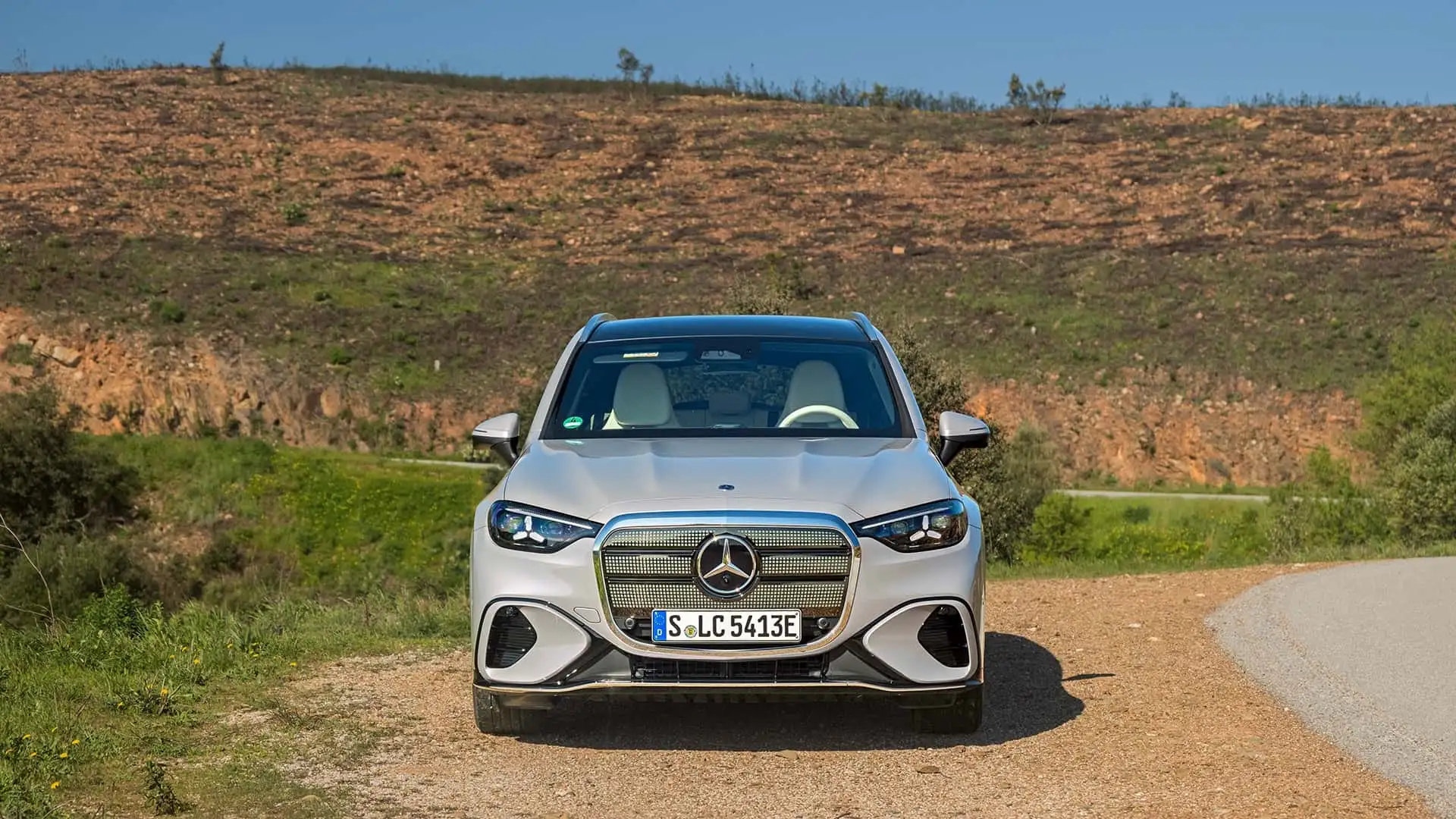 https://cdn.motor1.com/images/mgl/YAzlpr/s1/2026-mercedes-benz-glc-400-4matic-ev.webp