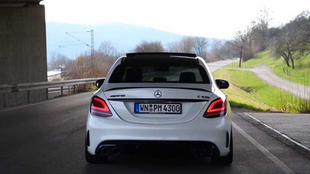 Modifiyeli bir Mercedes-AMG C43’ün hızlanmasını izleyin