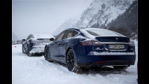 Angedriftet: Model S im Schnee