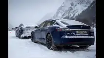 Angedriftet: Model S im Schnee