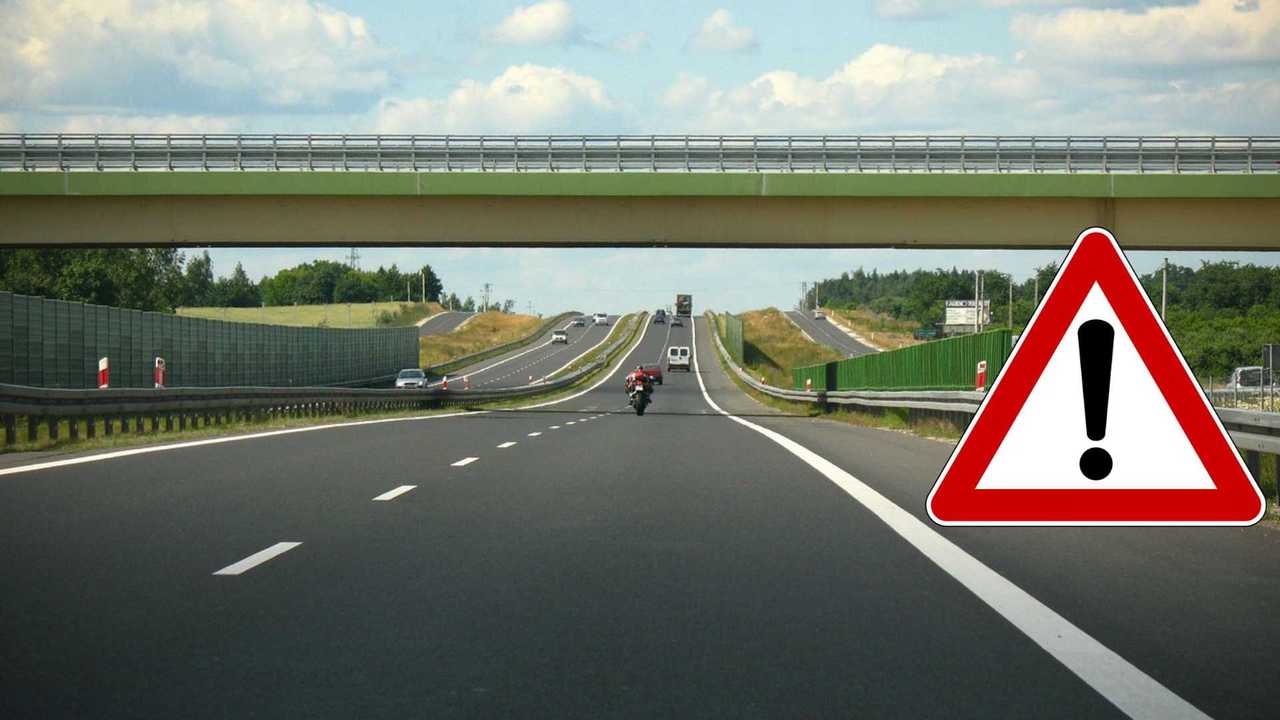 Corsia d'emergenza: ok la sosta per bisogno fisiologico
