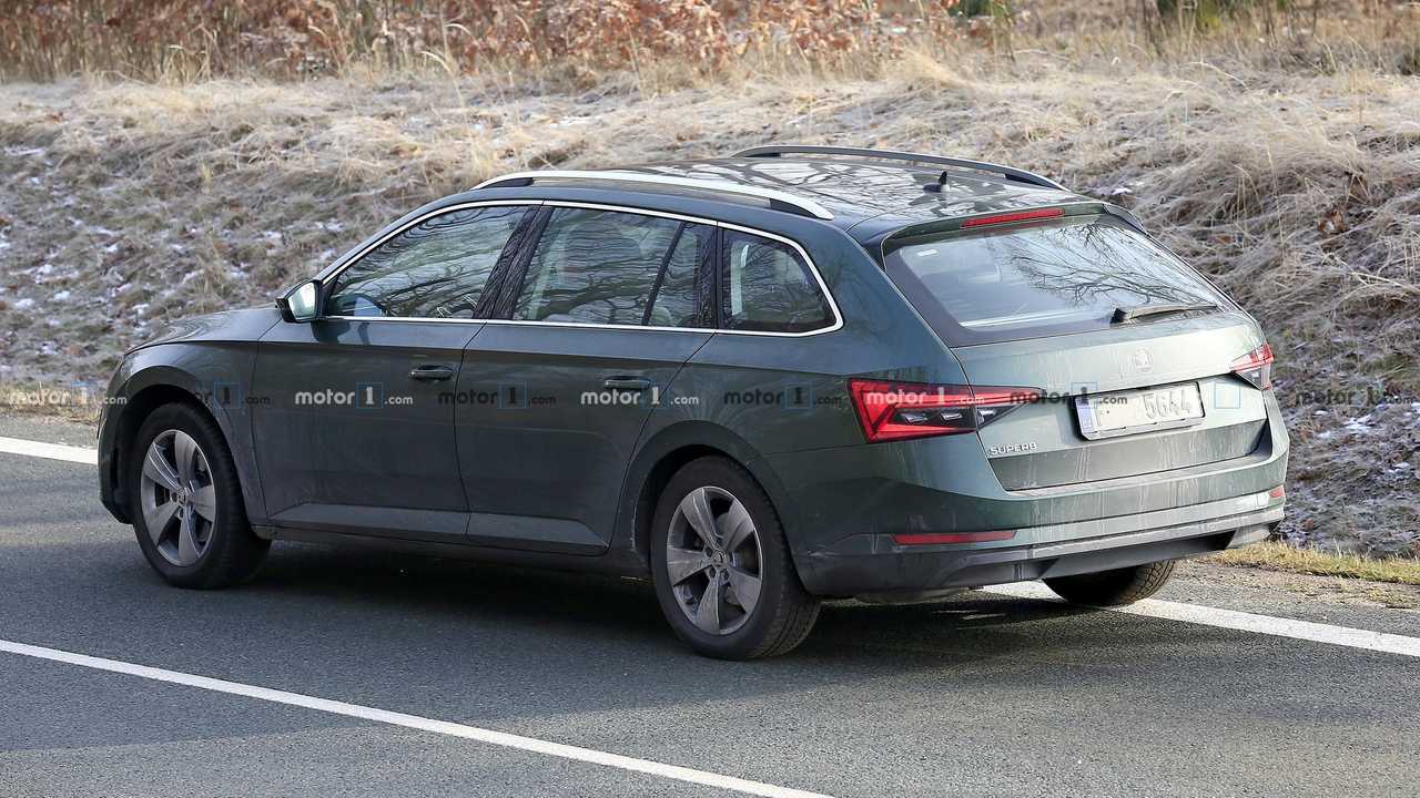 Skoda Superb Wagon restyling 2019, nuove foto spia