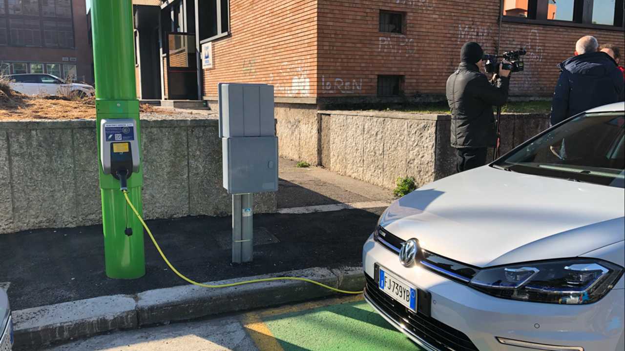 Elettriche e ricarica, qualcosa si muove